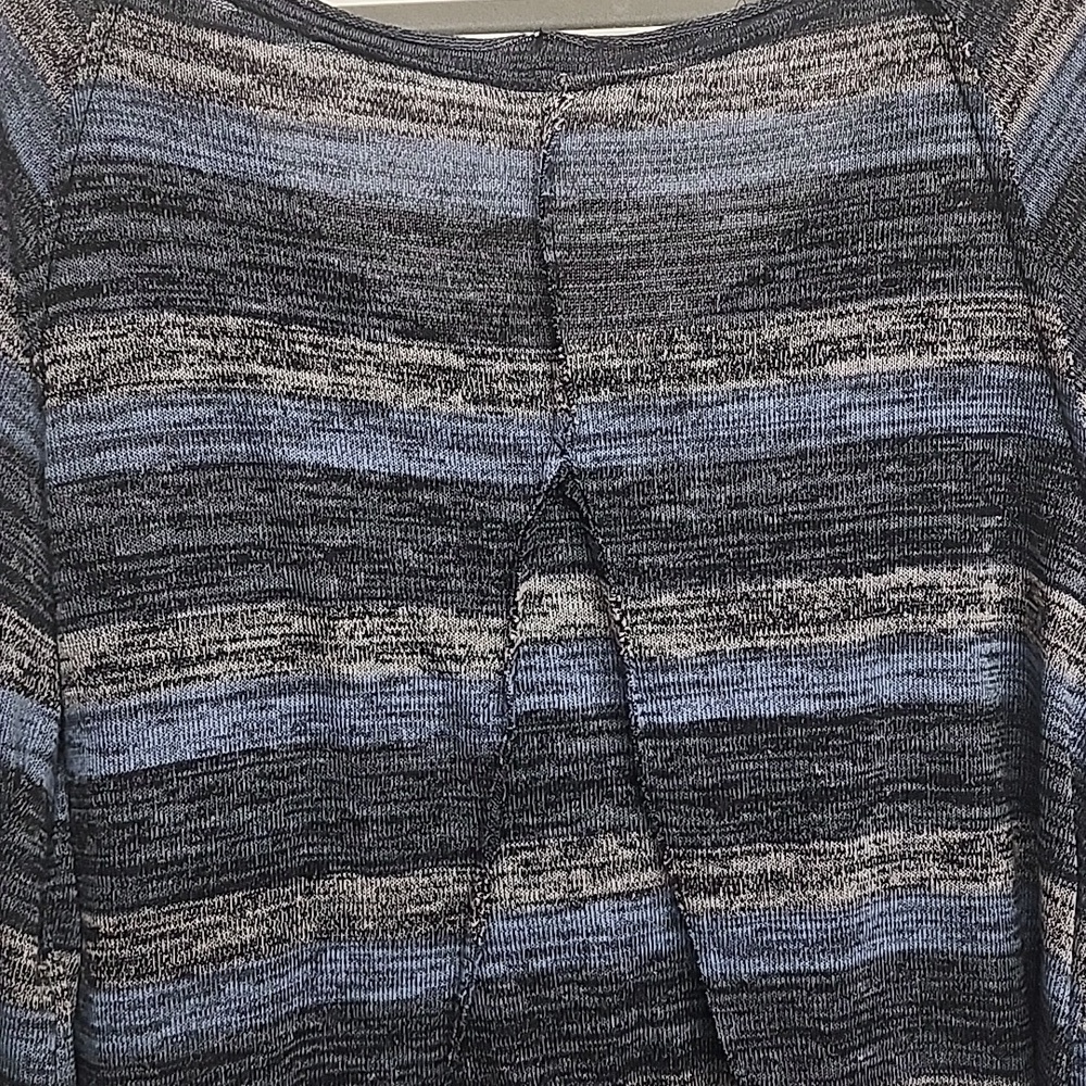 Free People oversized sz M blue, black, gray long sleeves, scoop neck top. - Picture 6 of 9